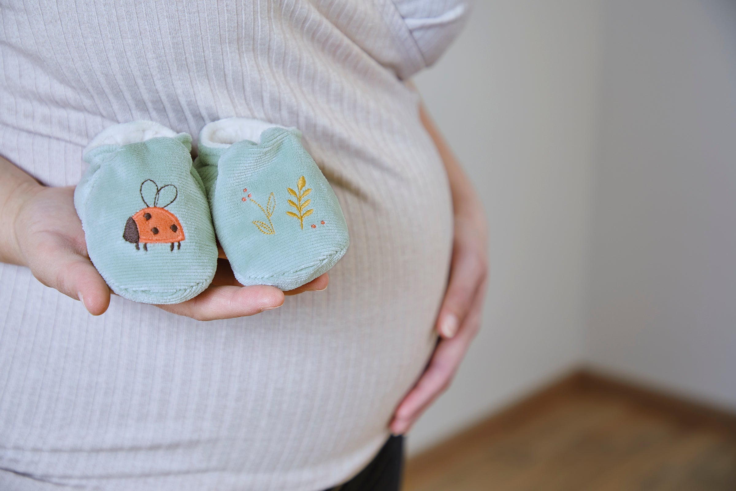 Kaloo Petites Chansons - Armband en slofjes met geluid Muis